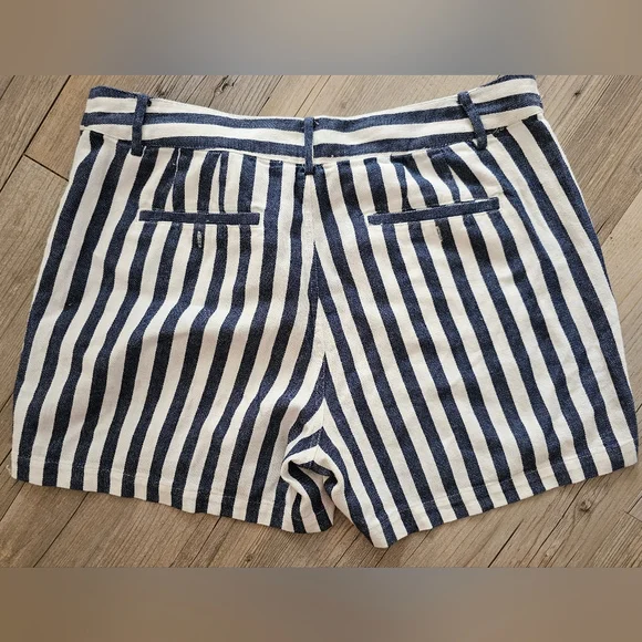 Vince Camuto strife shorts! - Picture 2 of 5